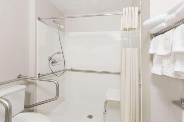 Days Inn & Suites by Wyndham Des Moines Airport image 11