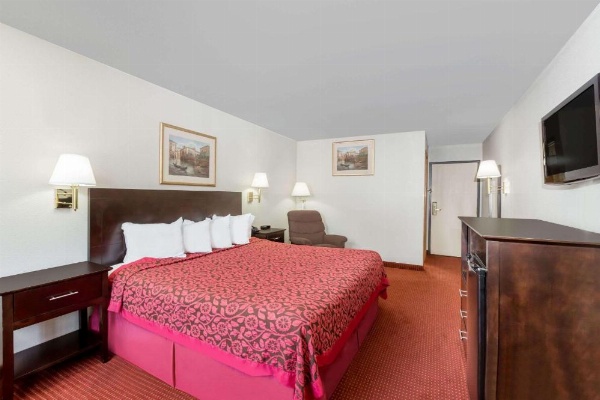 Days Inn & Suites by Wyndham Des Moines Airport image 13