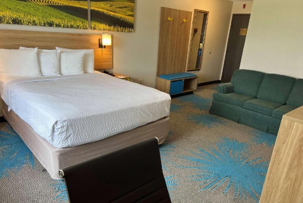 Days Inn & Suites by Wyndham Des Moines Airport image 20