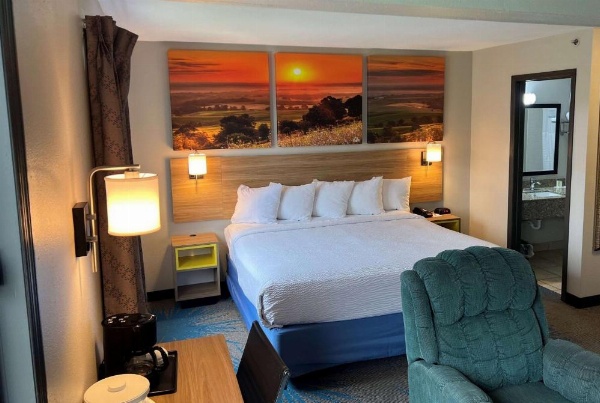 Days Inn & Suites by Wyndham Des Moines Airport image 25