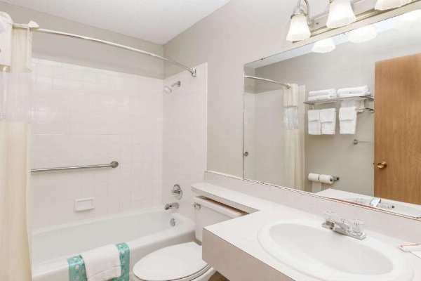 Days Inn & Suites by Wyndham Des Moines Airport image 8